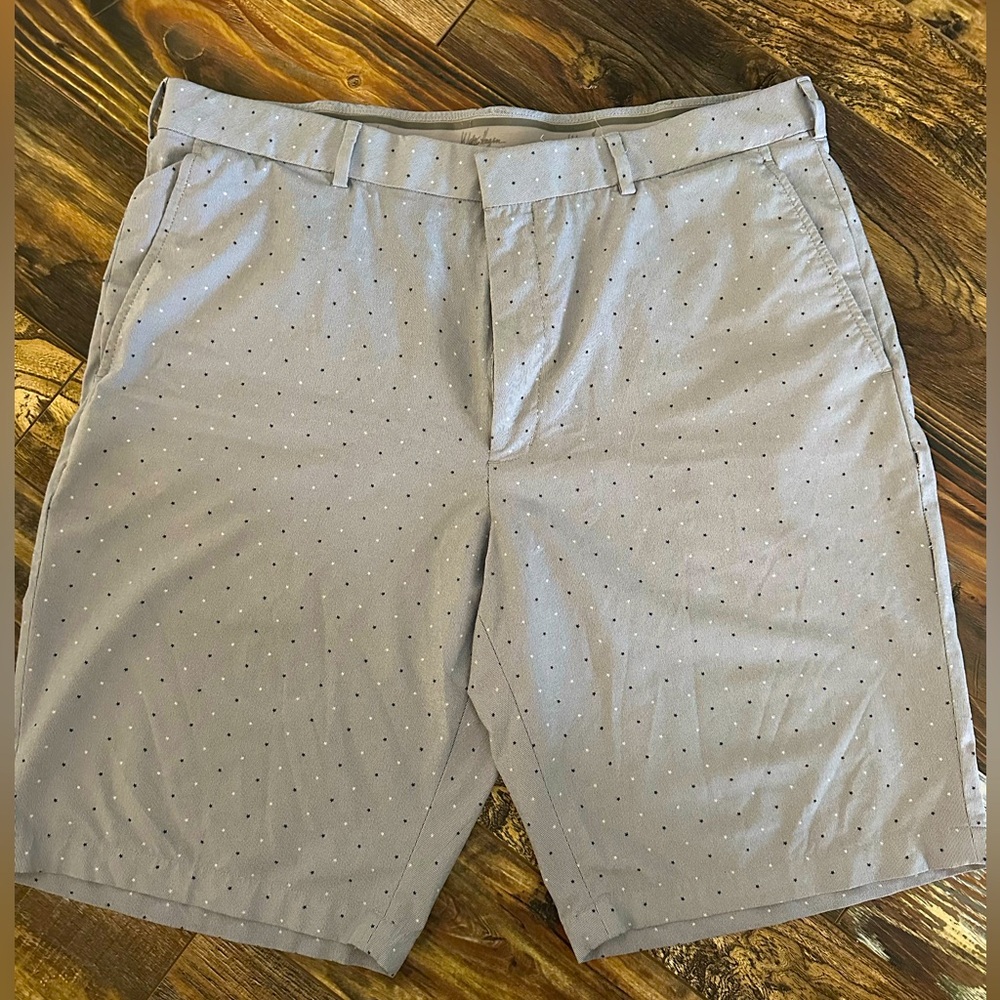 Men’s blue dot Walter Hagen hybrid shorts. 38W.